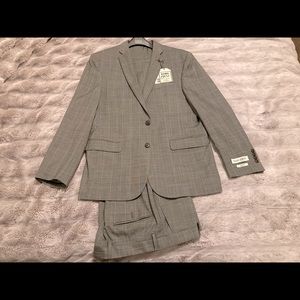 Jos A. Bank 1905 Collection Men’s Suit NWT Size Jacket 42R Pants 36w. Slim Fit.